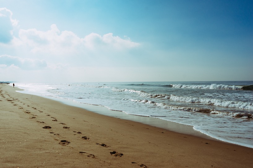 sea-beach-footprint-steps 